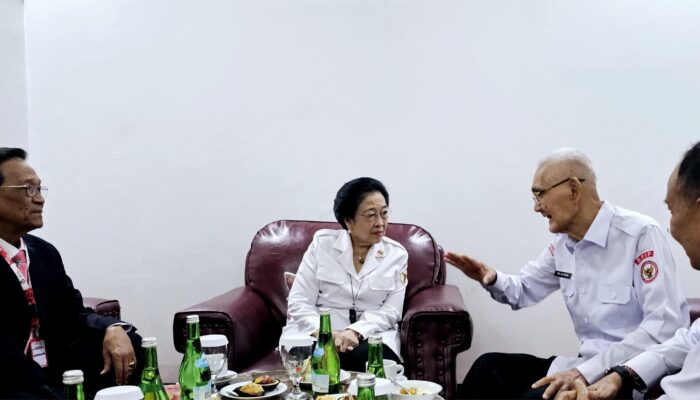 Megawati, Try Sutrisno Dan Sri Sultan Hadiri Penyerahan Duplikat Bendera Pusaka