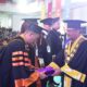 REKTOR Unimed Prof Baharuddin melantik salah seorang wisudawan Unimed. Waspada/Ist