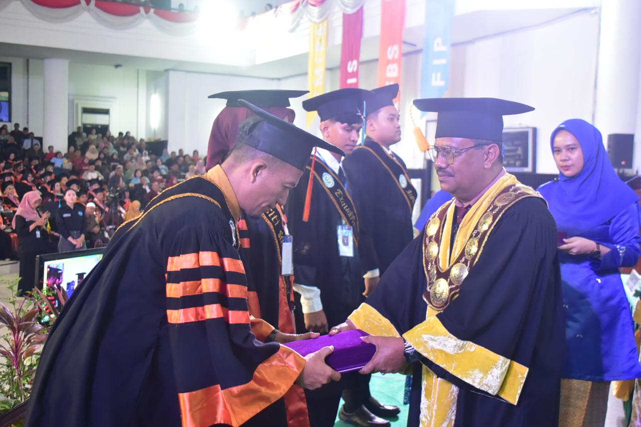 REKTOR Unimed Prof Baharuddin melantik salah seorang wisudawan Unimed. Waspada/Ist