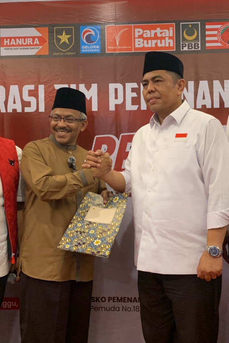 KETUA tim pemenangan Ustad Abdul Latif Khan (kiri) berfoto bersama calon wakil walikota Medan, Abdul Rani. usai menerima SK. Waspada/ist