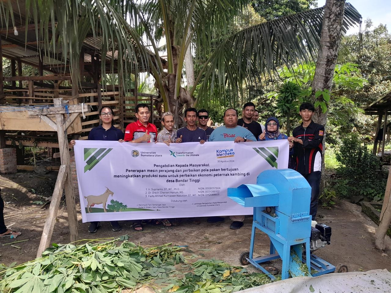 Dosen USU memberi bantuan Kambing PE dan mesin chopper kepada Koptan Semangat Jaya. Waspada/Ist