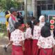 Salah seorang Fasda Tanoto Foundation yang tergagung dalam Kelompok Fasda Prabu, Dra. Julia Damaris Bukit, M. Pd (kiri) saat mendampingi guru kelas melakukan model pembelajaran numerasi berbasis lingkungan di halaman SD Negeri 044826 Samura, Kabanjahe.