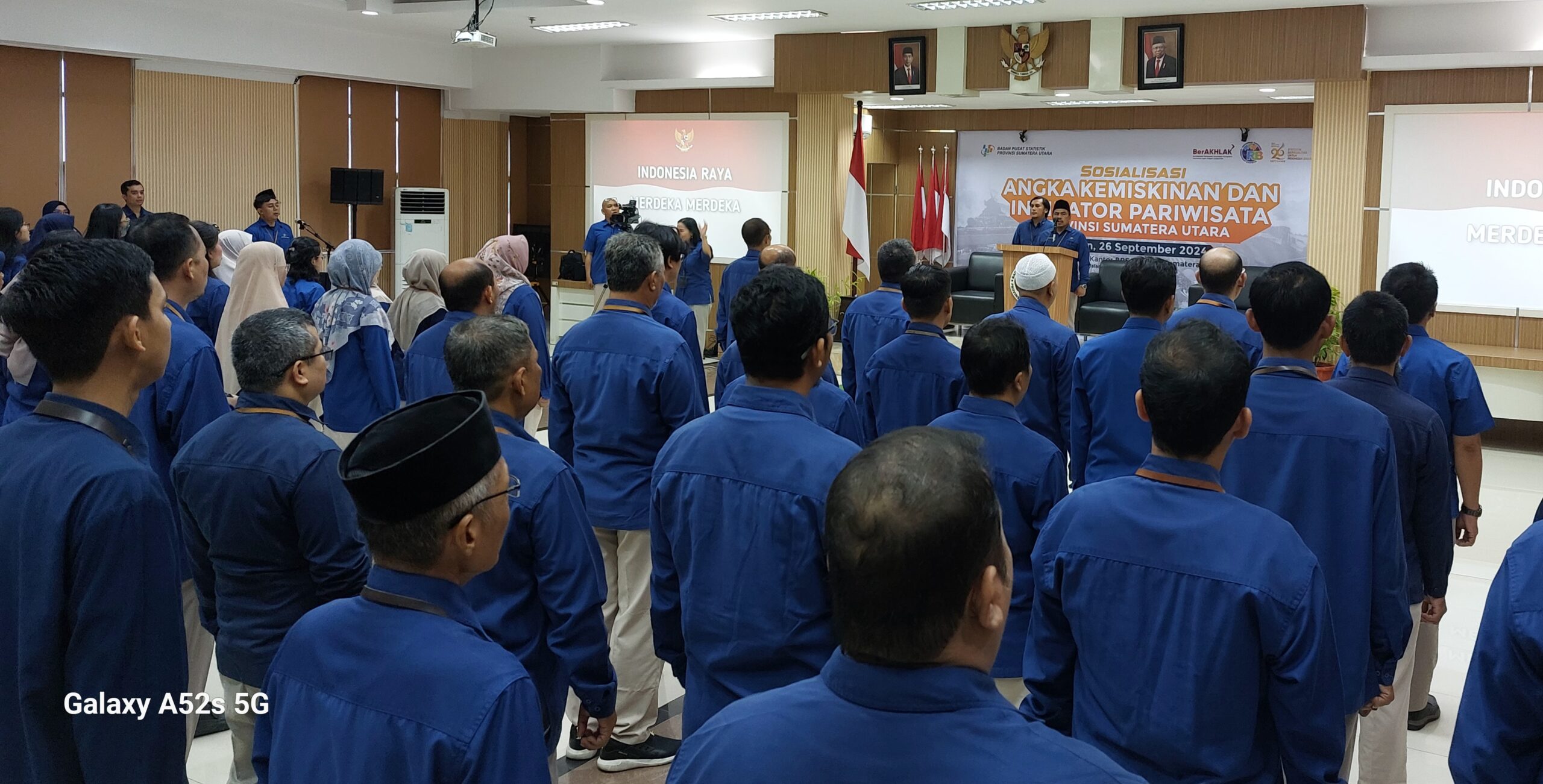 Kepala Bagian Umum BPS Provinsi Sumatera Utara (Sumut), Rahmat Gustiar saat memimpin Apel Peringatan Hari Statistik Nasional (HSN) yang digelar di lingkungan Kantor BPS Sumut, Kamis (26/9/2024).