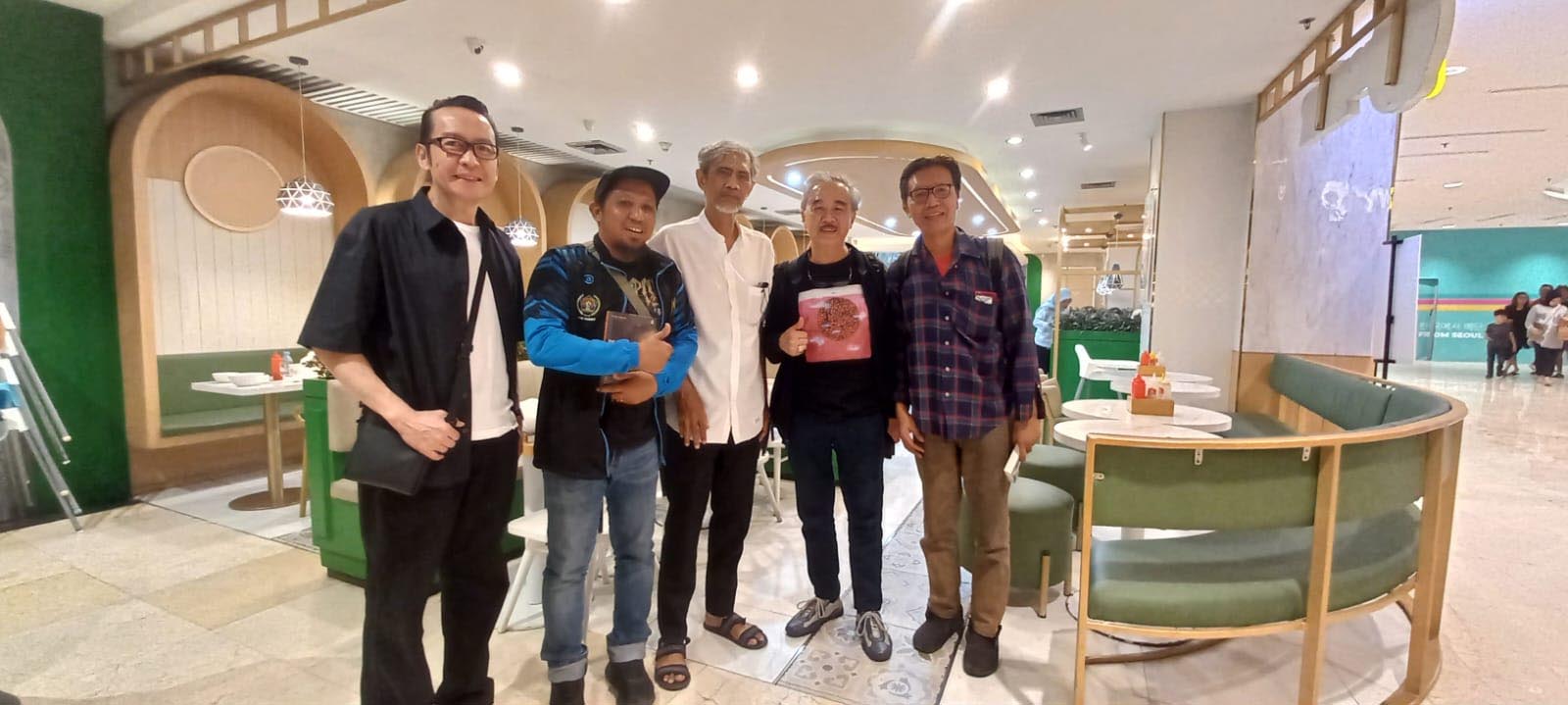 Jan Djuhana (empat kiri) bersama awak media ditemani Hansen Teo (Et-45) paling kiri saat bertemu di Sun Plaza Medan akhir pekan lalu.
