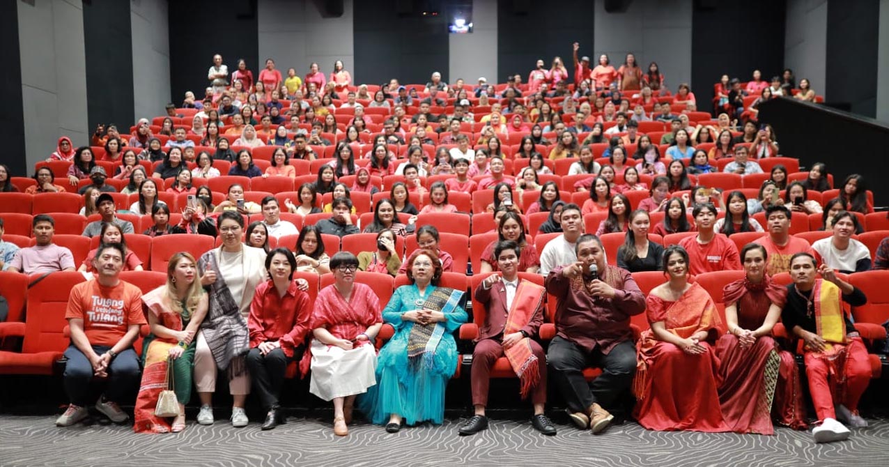 Para pendukung film 'Tulang Belulang Tulang' saat menghadiri Gala Premiere di Cinepolis Plaza Medan Fair Selasa (24/09) dengan latar para penonton yang memenuhi gedung bioskop.