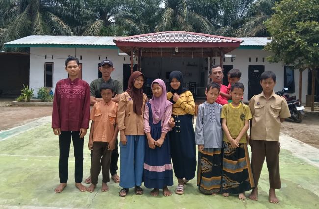 Sebagian anak asuh yayasan panti asuhan Anak Sumatera yang berlokasi di Desa Tegal Sari, Kec. Dolok Masihul, Kab. Sergai, Jumat (13/9) kemarin. (Waspada/Edi Saputra)