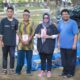 Bunda literasi Kota Banda Aceh Yekki Yasmin (tengah) foto bersama pendiri Ruman Aceh Ahmad Arif (kanan) didampingi pengunjung rutin Mibara pak Mochtar saat mengunjungi Mibara di Lapangan Blang Padang Banda Aceh, Minggu (15/09/24).(Waspada/T.Mansursyah)