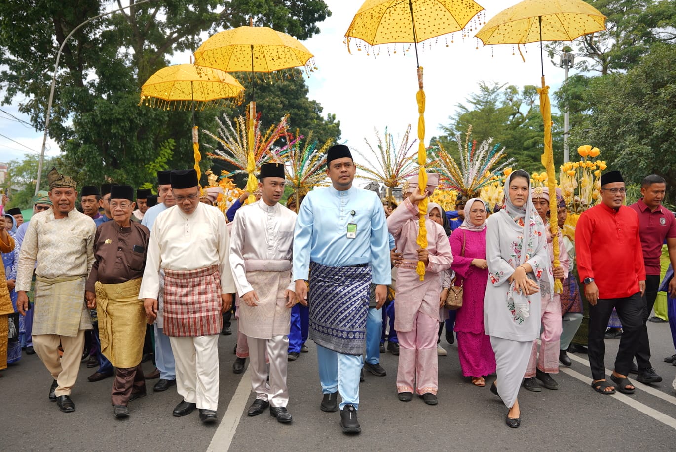 WALI Kota Medan Bobby Nasution bersama Ketua TP PKK Kota Medan Kahiyang Ayu Bobby. dan para Kesultanan Melayu Pantai Timur, termasuk Sultan Deli Sri Paduka Tuanku Sultan Mahmud Lamanjiji Perkasa Alamsyah menghadiri Peringatan Maulid Nabi Muhammad SAW 1446 H/2024 yang digelar Pemko Medan di Mesjid Raya Al- Mashun, Rabu (18/9/24). Waspada/Ist