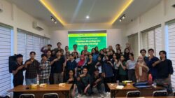 Sebanyak 20 tenant yang terdiri dari mahasiswa Program PMW, mahasiswa Prodi Kewirausahaan dan mahasiswa anggota HIPMIPT foto bersama saat mengikuti Program Inkubasi Dan Pengembangan Bisnis Mahasiswa 2024 yang dilaksanakan oleh Universitas Sumatera Utara. Waspada/Ist