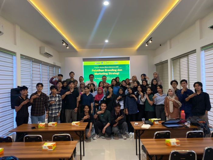 Sebanyak 20 tenant yang terdiri dari mahasiswa Program PMW, mahasiswa Prodi Kewirausahaan dan mahasiswa anggota HIPMIPT foto bersama saat mengikuti Program Inkubasi Dan Pengembangan Bisnis Mahasiswa 2024 yang dilaksanakan oleh Universitas Sumatera Utara. Waspada/Ist