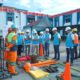 Manager PLN UP3 Pematangsiantar, Hasudungan Siahaan (dua dari kanan) meninjau kesiapan peralatan Petugas Dalam Keadaan Bertegangan (PDKB) dalam menjaga pasokan listrik PON XXI Aceh - Sumut, Jumat (30/8).