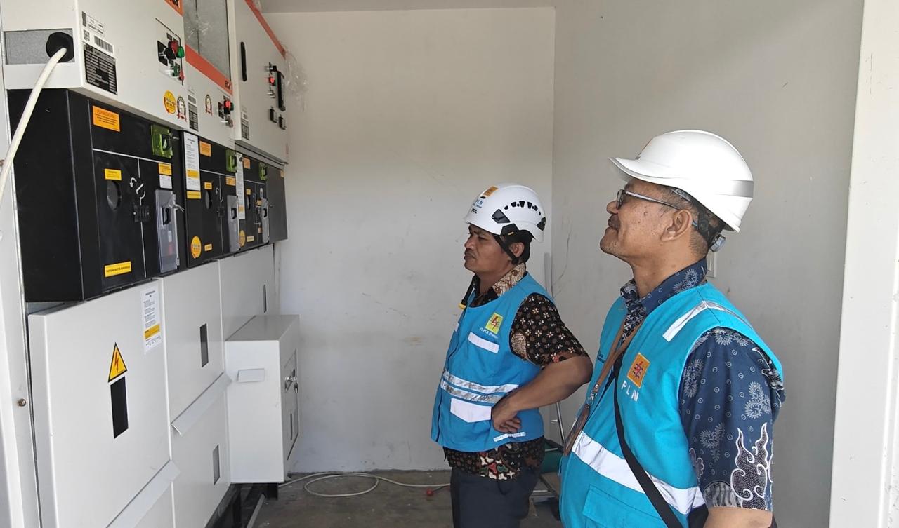 Manager PLN UP3 Lubuk Pakam, Hiro Pingkir Pardede (kiri) bersama Manager PLN ULP Tanjung Morawa, Umar Atmaja (kanan) sedang meninjau gardu hubung di sport center PON XXI Aceh - Sumut, Sabtu (31/8).
