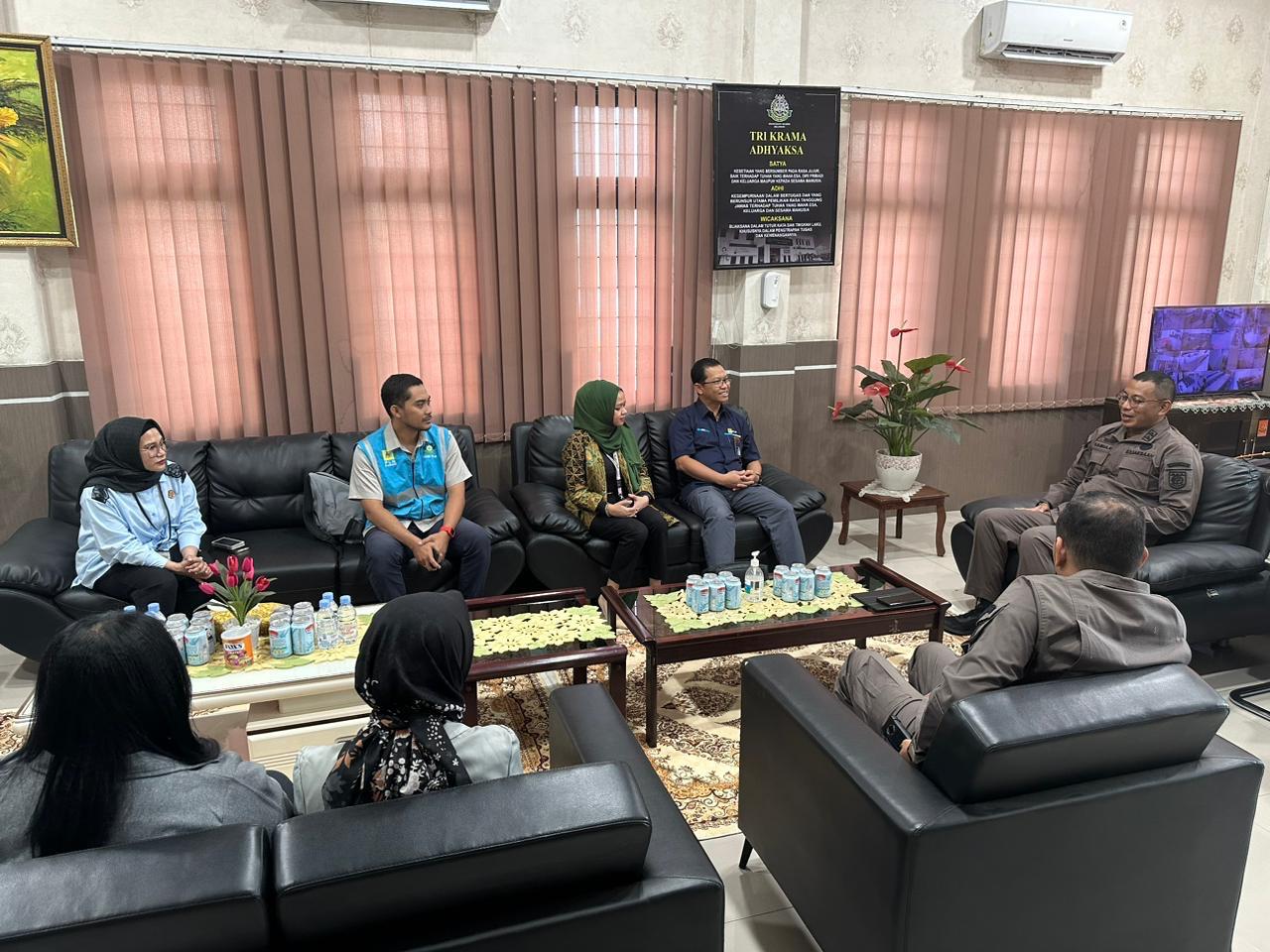 Kepala Kejaksaan Negeri Belawan, Samiaji Zakaria, S.H., M.H. (kanan) menerima kunjungan Manager PLN UP3 Medan Utara, Edy Saputra (dua dari kanan) di kantor Kejari Belawan, Senin (2/9).