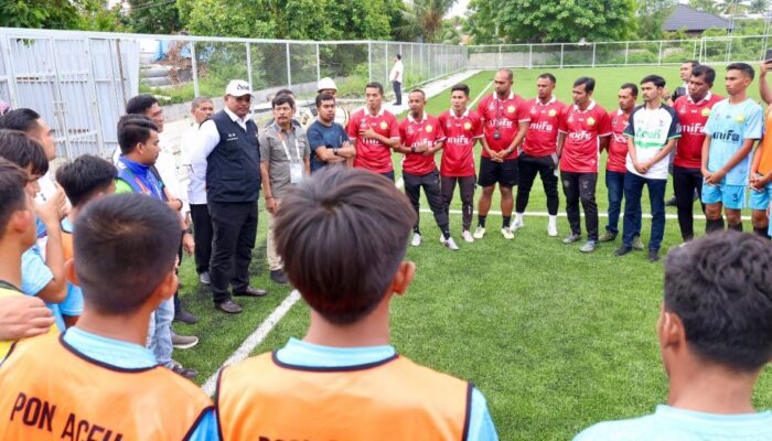 Kunjungi Latihan Tim Sepakbola PON Aceh, Pj Gubernur Safrizal: Habisi Semua Lawan