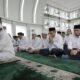 General Manager PLN UID Sumatera Utara, Saleh Siswanto (dua dari kanan) didampingi Senior Manager Distribusi, Khairul Lingga (kanan) melakukan doa bersama untuk kelancaran menjaga pasokan listrik PON XXI Aceh - Sumut.