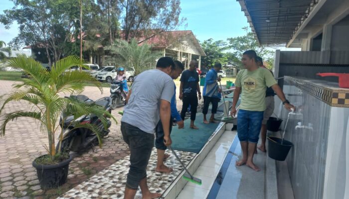 Sambut PON XXI, Puluhan TKSK Aceh Timur Bersihkan Toilet Masjid Dan Tempat Wudhuk