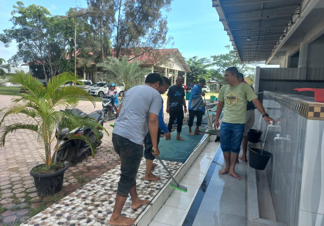 Sambut PON XXI, Puluhan TKSK Aceh Timur Bersihkan Toilet Masjid Dan Tempat Wudhuk