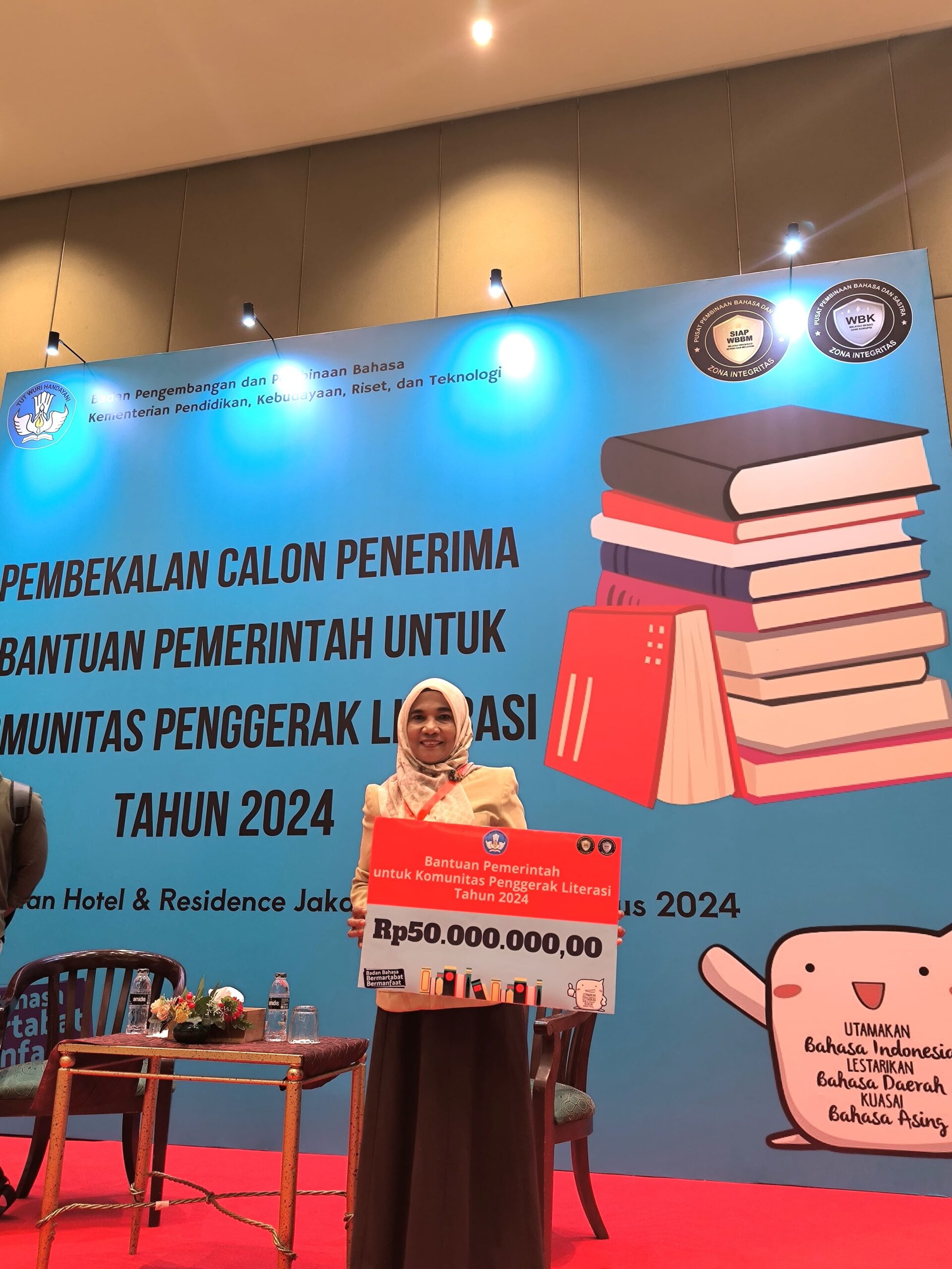 RANGGINI, Ketua Yayasan Rumah Literasi Ranggi Indonesia, yang berlokasi di Komplek PWI Sumut, Desa Sampali Percut Sei Tuan, Deli Serdang, menerima bantuan pemerintah dari Badan Pembinaan dan Pengembangan Bahasa dan Sastra, Kementerian Pendidikan, Kebudayaan, Riset dan Teknologi (Kemendikbudristek) RI pada 27-30 Agustus 2024 di Sultan Hotel dan Residence, Jakarta. Waspada/ist