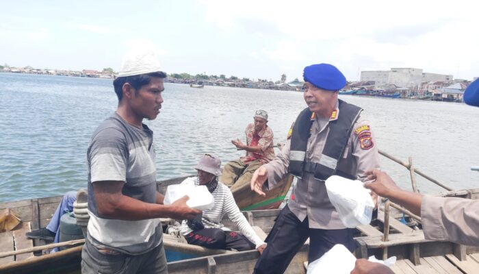 Satpol Airud Res Langkat Bagikan Nasi Kotak Ke Warga Pesisir