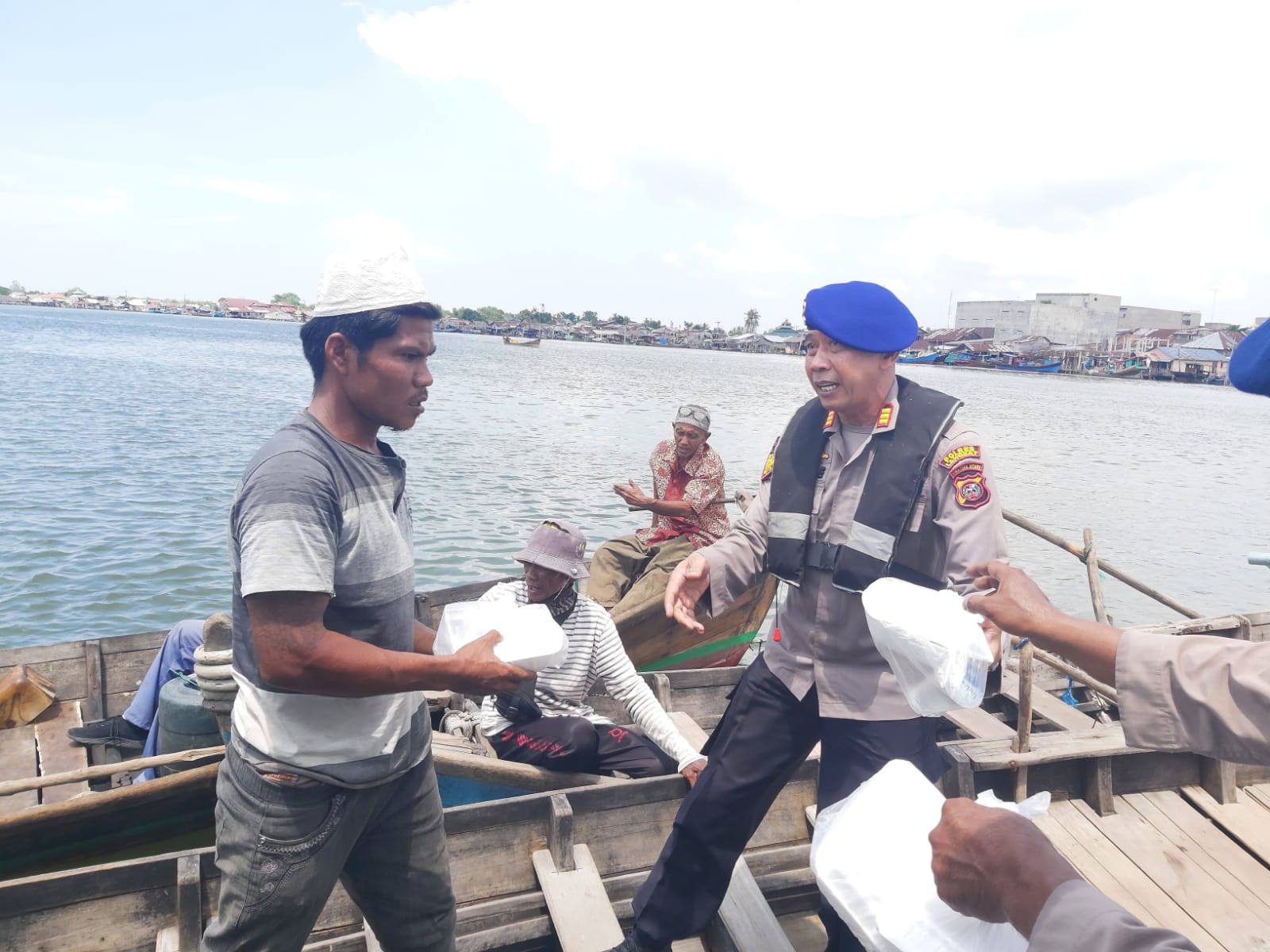 Satpol Airud Res Langkat Bagikan Nasi Kotak Ke Warga Pesisir