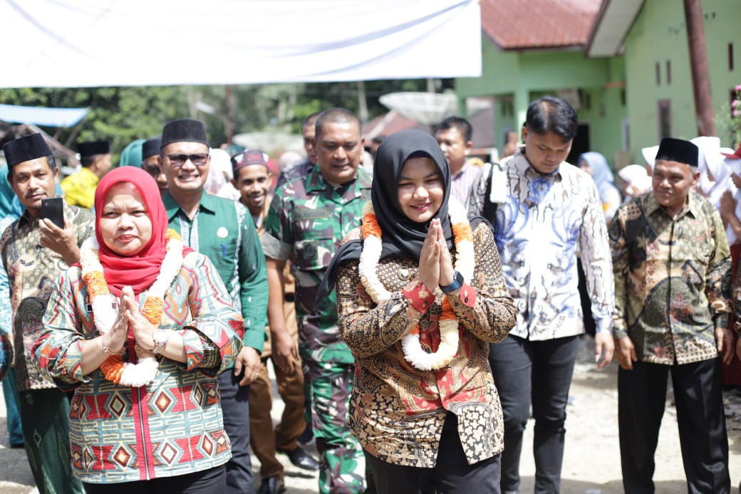 Jalan Selesai Diaspal, Atika Nasution Hadiri Syukuran