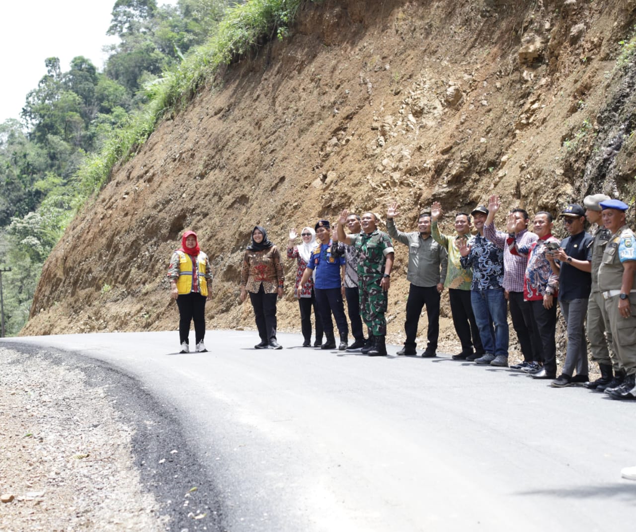 Jalan Selesai Diaspal, Atika Nasution Hadiri Syukuran