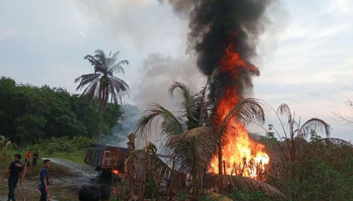 Lokasi Penimbunan Ilegal BBM Subsidi Di Kotapinang Terbakar