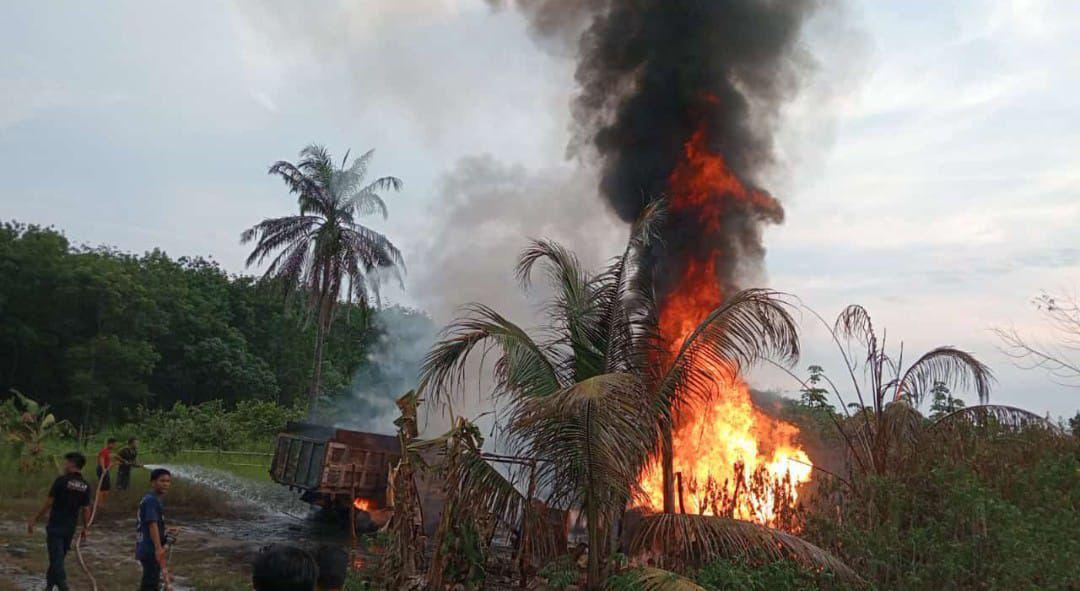 Lokasi Penimbunan Ilegal BBM Subsidi Di Kotapinang Terbakar