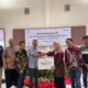 Manager PLN UP3 Bukit Barisan secara simbolis menyerahkan bantuan berupa peralatan Teknologi Informasi dan Komunikasi (TIK) kepada SMK Al-Karomah di Berastagi.