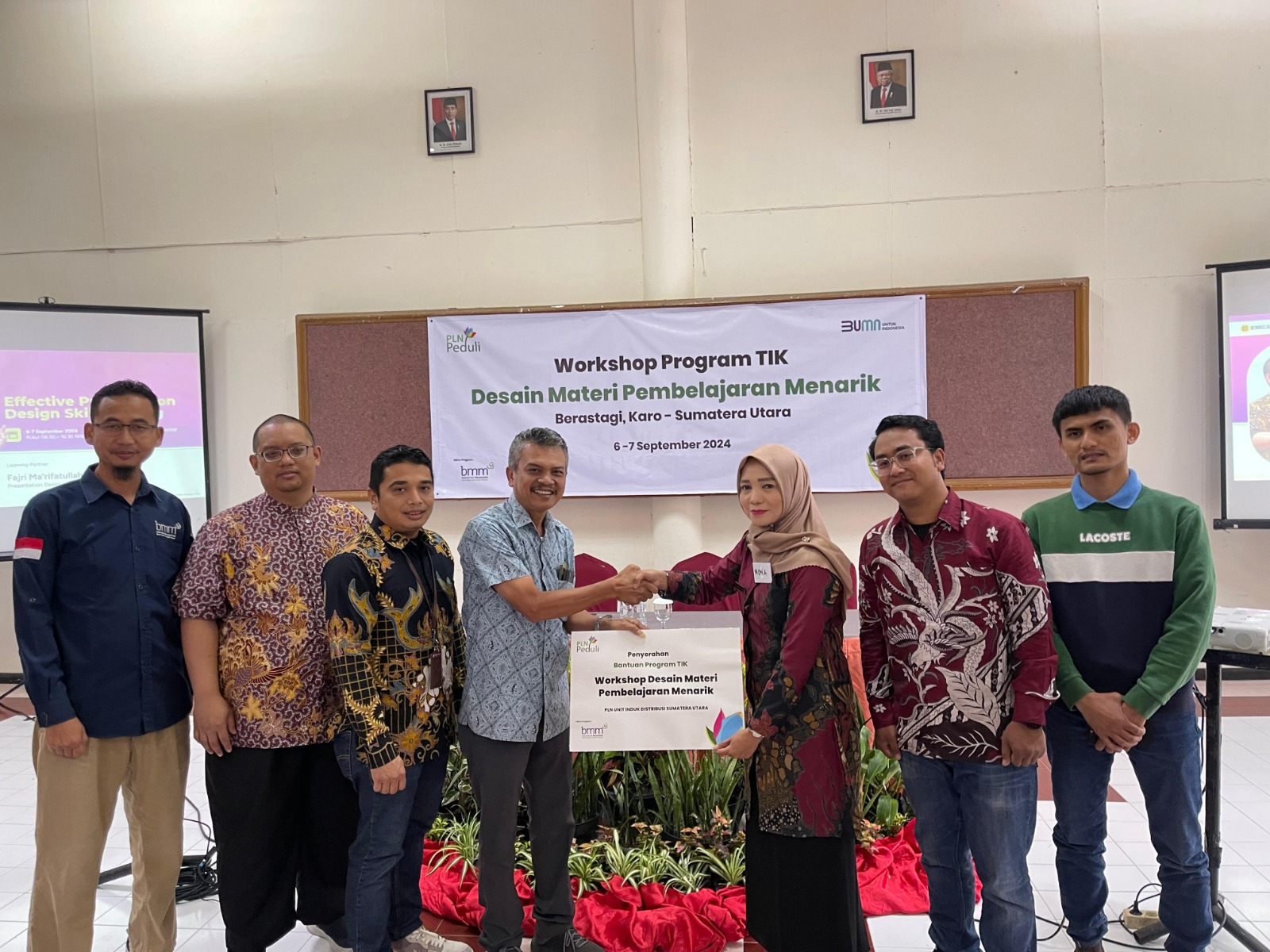 Manager PLN UP3 Bukit Barisan secara simbolis menyerahkan bantuan berupa peralatan Teknologi Informasi dan Komunikasi (TIK) kepada SMK Al-Karomah di Berastagi.