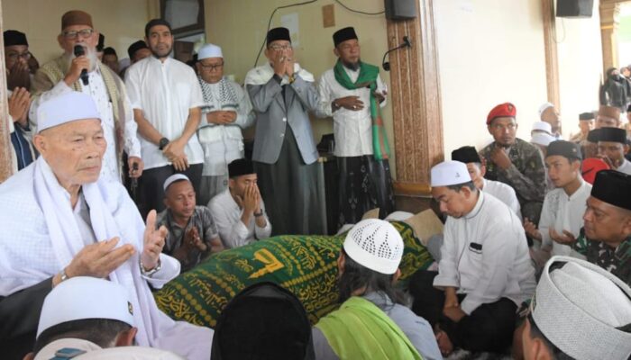 Ulama Aceh Antarkan Tu Sop Ke Tempat Peristirahatan Terakhir