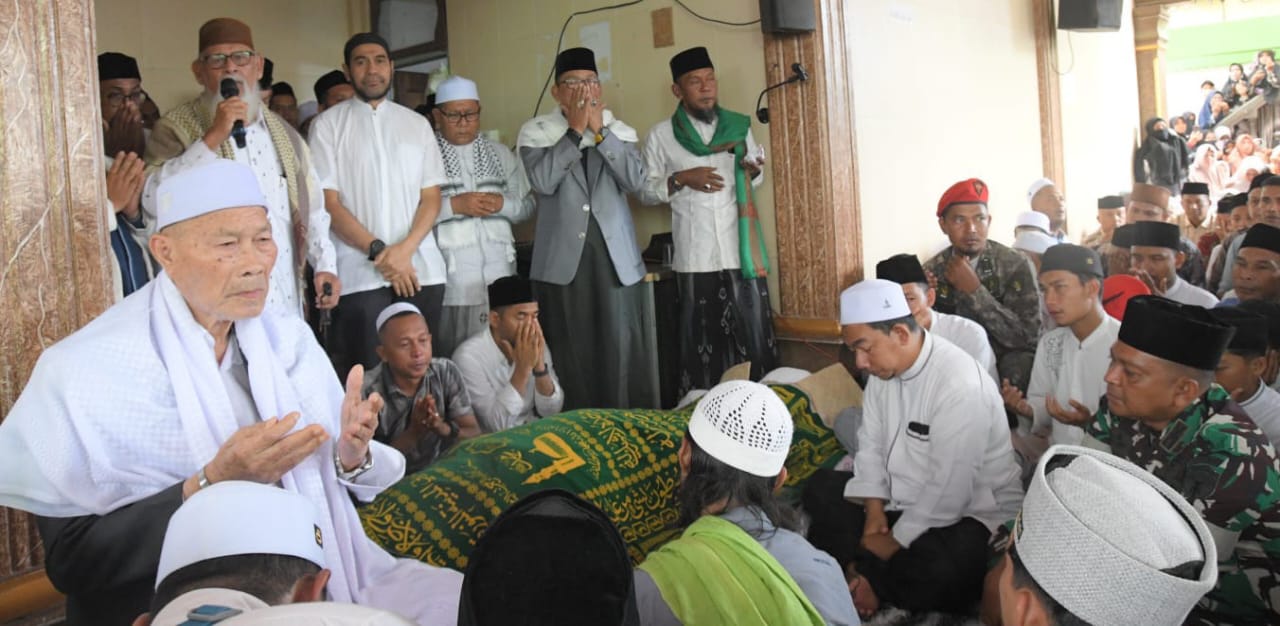 Ulama Aceh Antarkan Tu Sop Ke Tempat Peristirahatan Terakhir