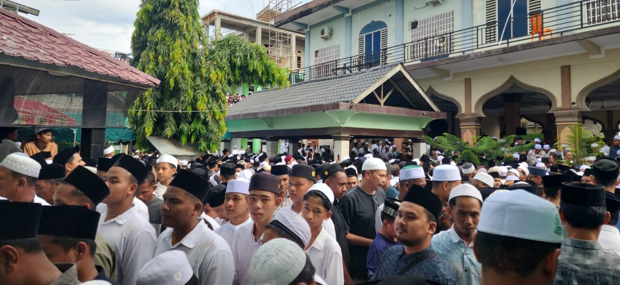 Ulama Aceh Antarkan Tu Sop Ke Tempat Peristirahatan Terakhir Ulama Aceh Antarkan Tu Sop Ke Tempat Peristirahatan Terakhir