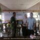 TIM Pengabdian USU memberikan tanda kenang-kenangan kepada perangkat Desa Sampe Raya, Langkat. Waspada/Ist