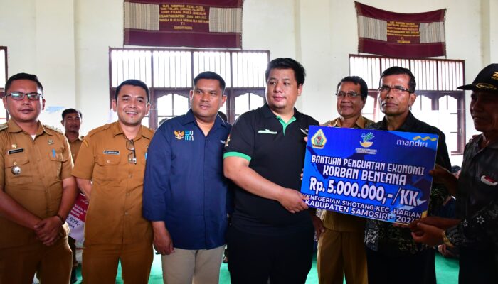 Bupati Samosir Serahkan Bantuan Rp1,515 M Korban Bencana Banjir
