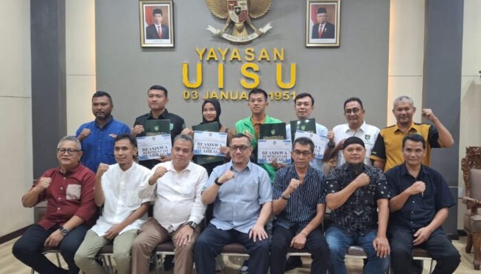 UISU Beri Apresiasi Dan Beasiswa Kepada Mahasiswa Berprestasi