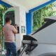 Umar, salah satu pengguna kendaraan listrik sedang melakukan scan barcode sebelum melakukan pengisian baterai kendaaran listrik di SPKLU ultra fast charging di kantor PLN UID Sumatera Utara, Rabu (12/9).