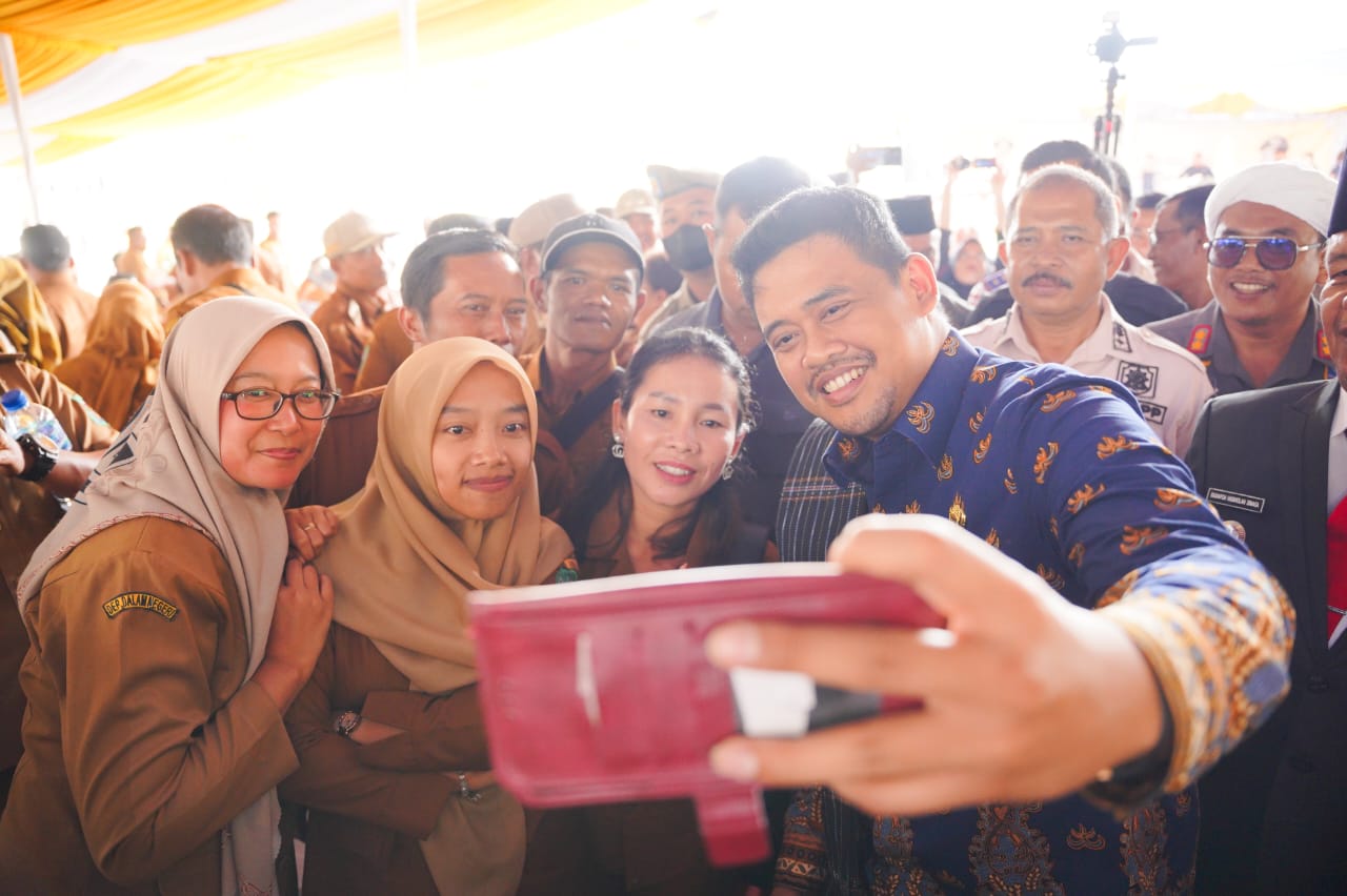 KETUA Dewan Pembina AKSI Bobby Nasution bersama para Kepala Desa di Simalungun. Waspada/ist