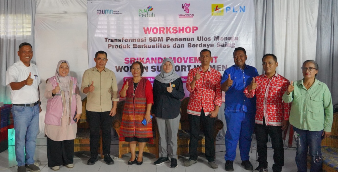 Foto bersama General Manager PLN UID Sumatera Utara (tiga dari kiri) bersama Srikandi PLN dan jajaran Forkopimda dalam pelatihan dan workshop pengrajin ulos, Kamis (12/9).