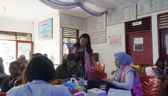 Srikandi PLN Bagi Tips Jualan Lewat PLN Mobile Kepada Pengrajin Ulos