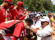 Pj Gubernur Aceh Kalungkan Medali Atlet 4 Cabor