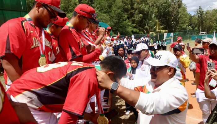 Pj Gubernur Aceh Kalungkan Medali Atlet 4 Cabor