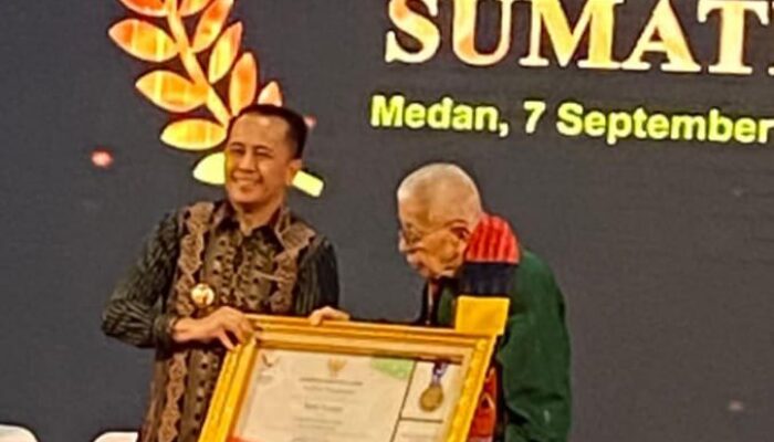 Ayahanda Ichwan Nasution, Calon Wakil Bupati Madina Dapat Penghargaan Legenda Olahraga Sumut