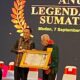 Plt Gubernur Sumatera Utara Agus Fatoni memberikan penghargaan Legenda Olahraga Sumut kepada Habib Nasution. Waspada/ist