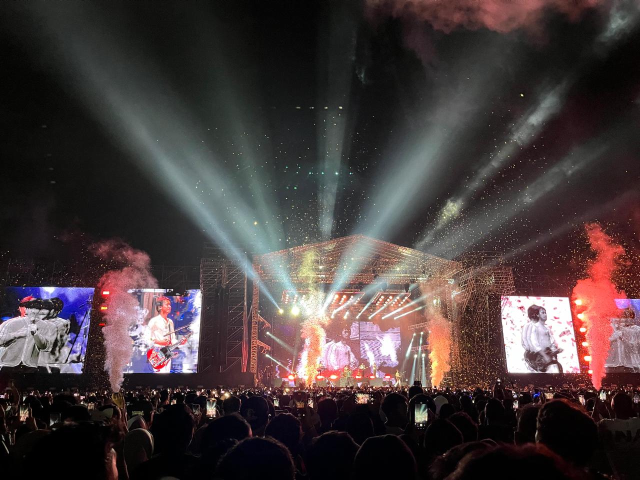Suasana konser Sheila On 7 (SO7) Tour 2024 di Lapangan Udara Soewondo, Medan (14/9).