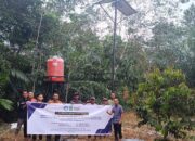 PKM Unsam Berikan Alat Penyiraman Tanaman Cabai