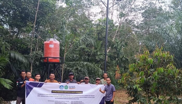 PKM Unsam Berikan Alat Penyiraman Tanaman Cabai