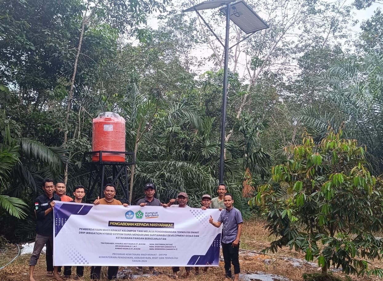 PKM Unsam Berikan Alat Penyiraman Tanaman Cabai