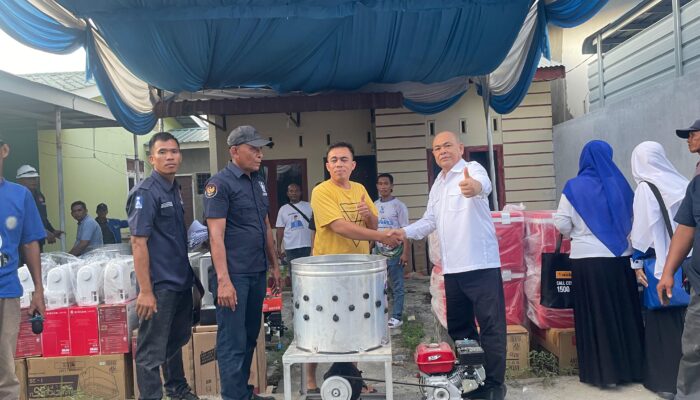 Yahdi Khoir Serahkan Bantuan UMKM dan Dana Hibah