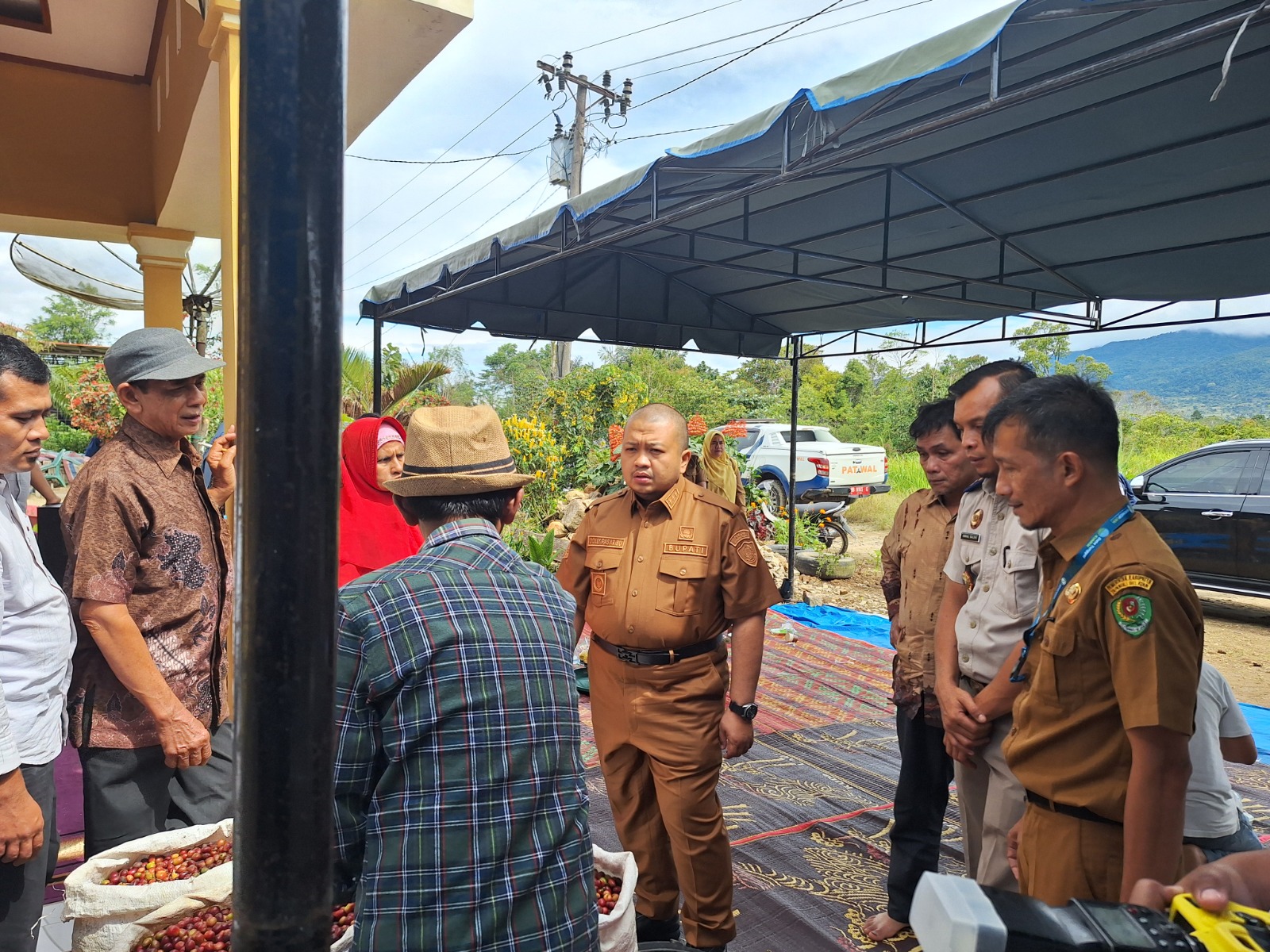 Dinas Perdagangan dan Koperasi UKM Tapanuli Selatan (tengah) sedang berdialog dengan Nanang Gunawan, pelaku usaha MJ Coffee saat meresmikan Koperasi Syariah Maju Bersama di Desa Sampean, Kecamatan Sipirok, Sumatera Utara, Sabtu (14/9).
